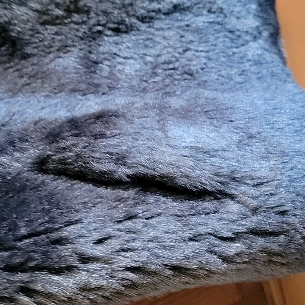 Tahari-Navy faux fur vest, collared Size Large  NWT. - Picture 9 of 9